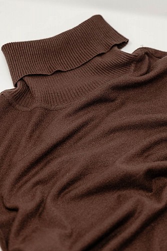Fine knit high neck jumper in brown