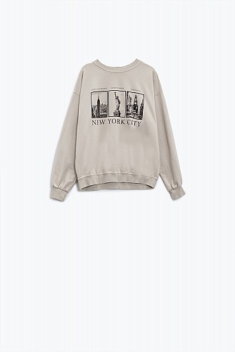 Beige long-sleeved sweatshirt with “new york city” printed