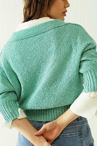 Green sweater with 3/4 sleeves and polo collar