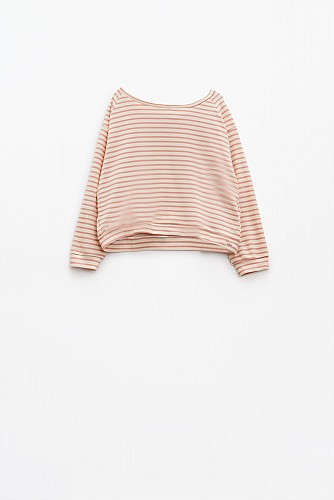 Long sleeves white sweater with pink stripes and a boat neck