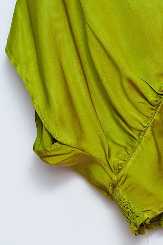 Q2 Short sleeve cropped satin top in green