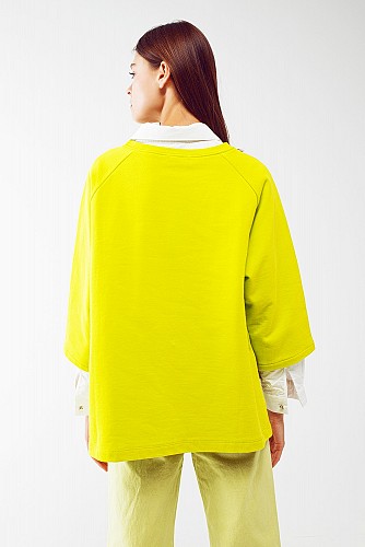 Q2 Assymetric sweatshirt with Vintage 18 Text in lime